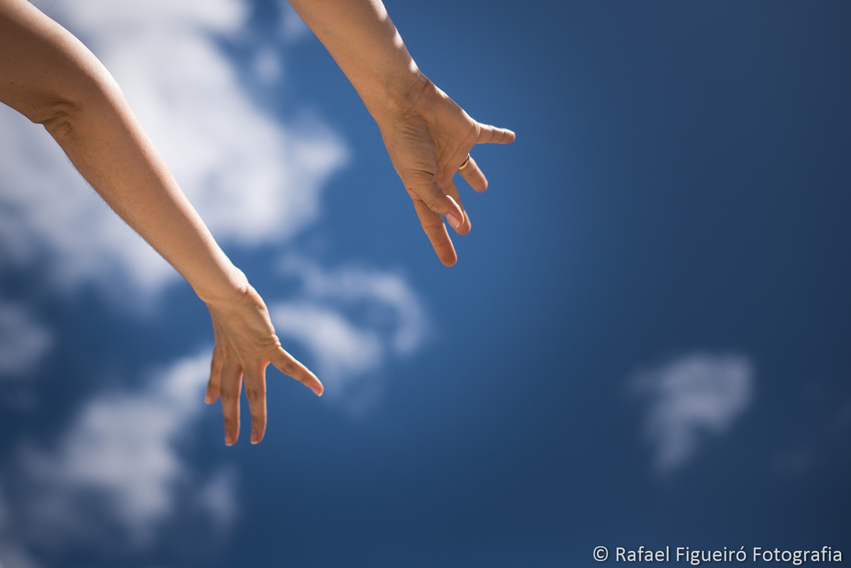 maos ceu azul nuvens