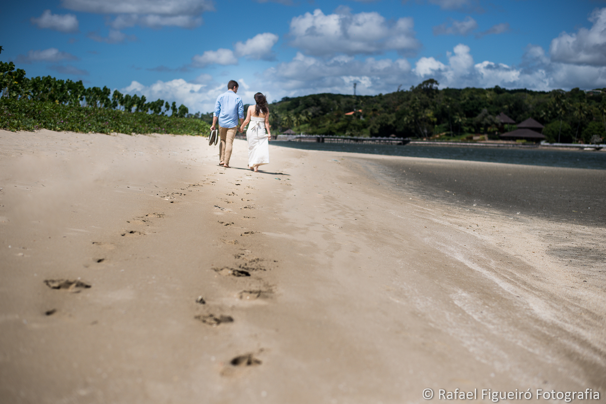 pegadas na areia margens rio rimbo casal maos dadas sapatos nas mãos andando