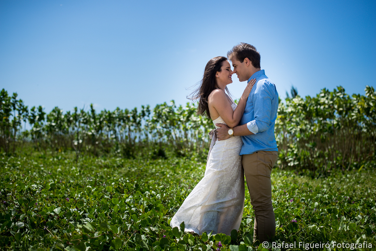casal namorando campo verde vegetação ao fundo céu azul