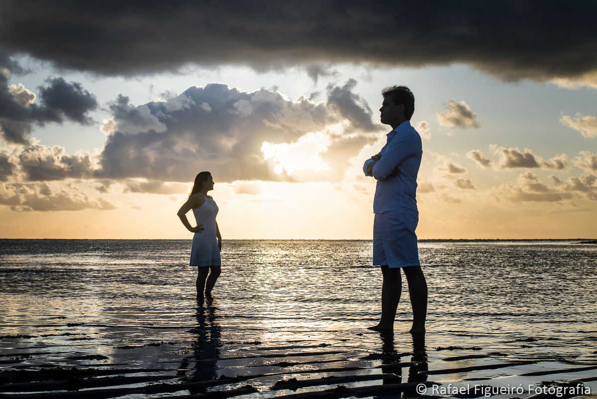 casal posando foto praia agua céu amarelo 