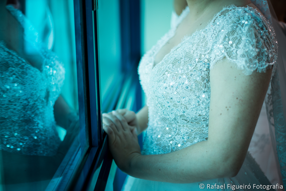 detalhe do busto renda do vestido de noiva reflexo janela