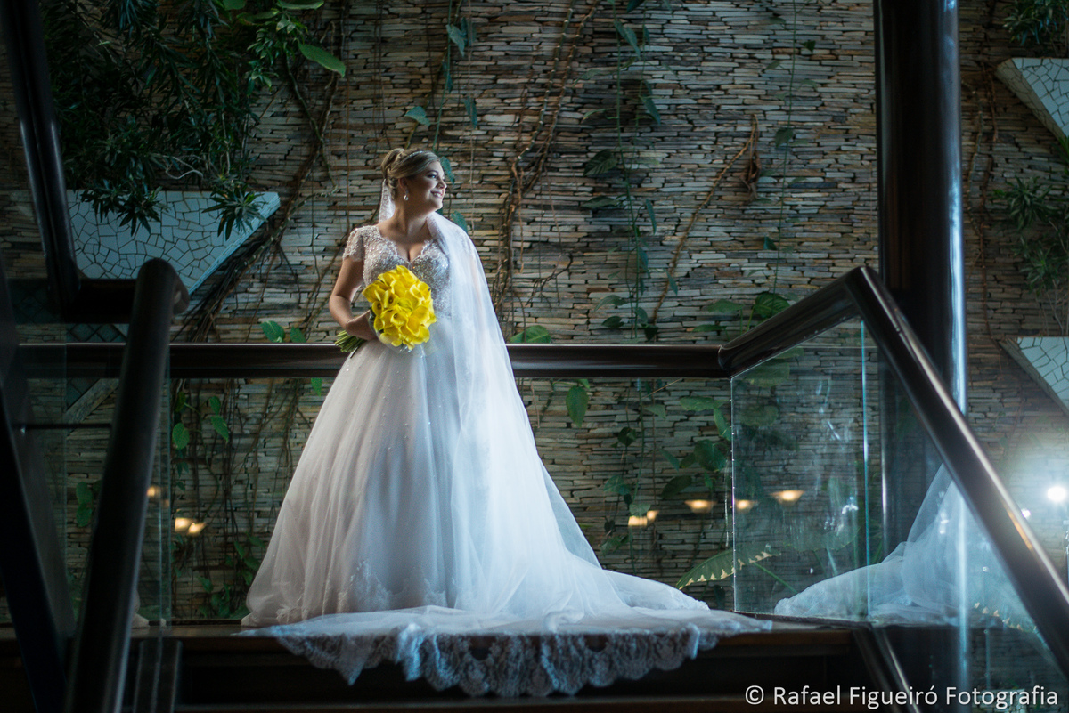 noiva no patamar da escada atlante plaza bouquet amarelo