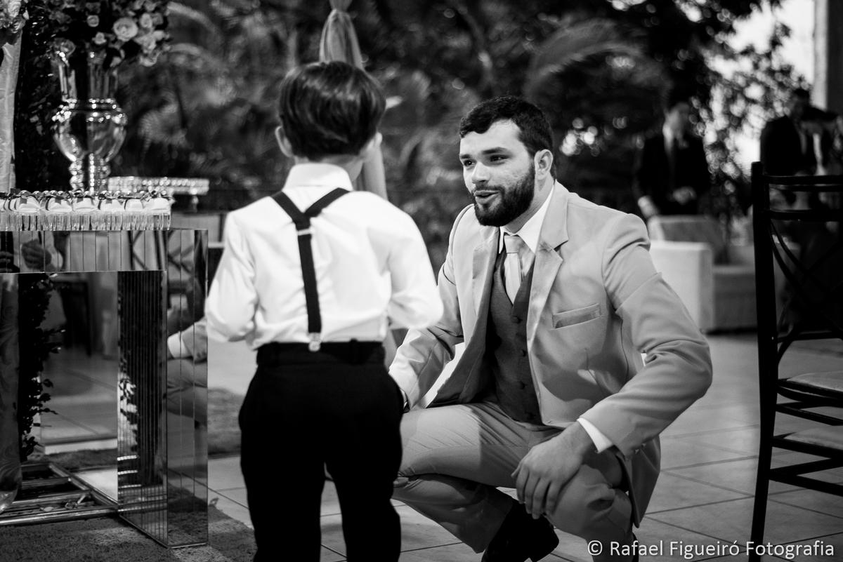 noivo conversando com pajem agachado pb