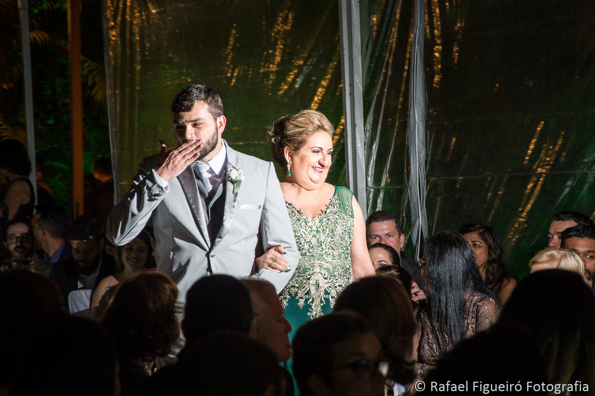 noivo mandando beijinho entrada casamento leticia antunes