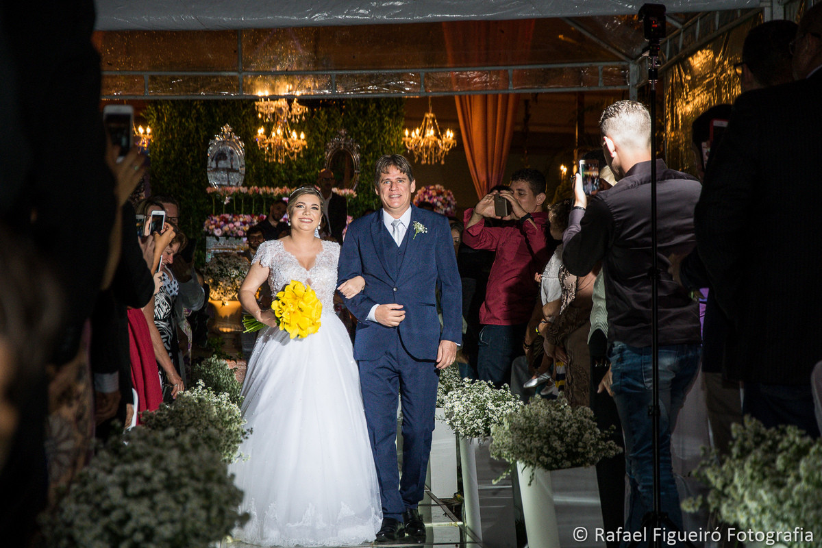 entrada da noiva com seu pai leticia antunes