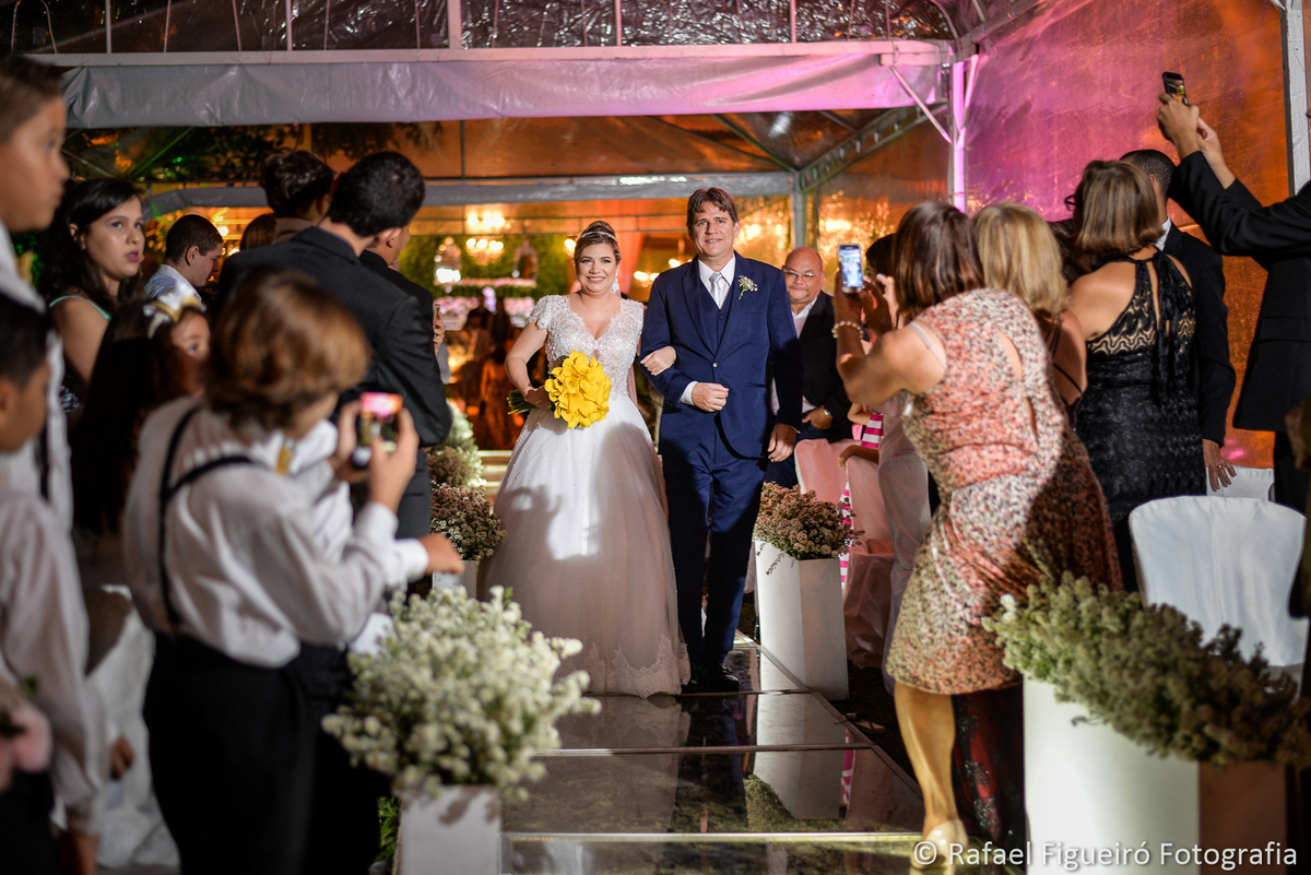 entrada da noiva leticia antunes com pai convidada atrapalhando fotografo com celular