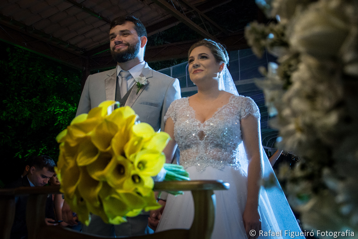 casal de noivos no altar leticia antunes bouquet amarelo