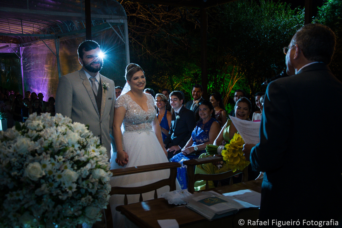 casal de noivos no altar leticia antunes celebrante padre