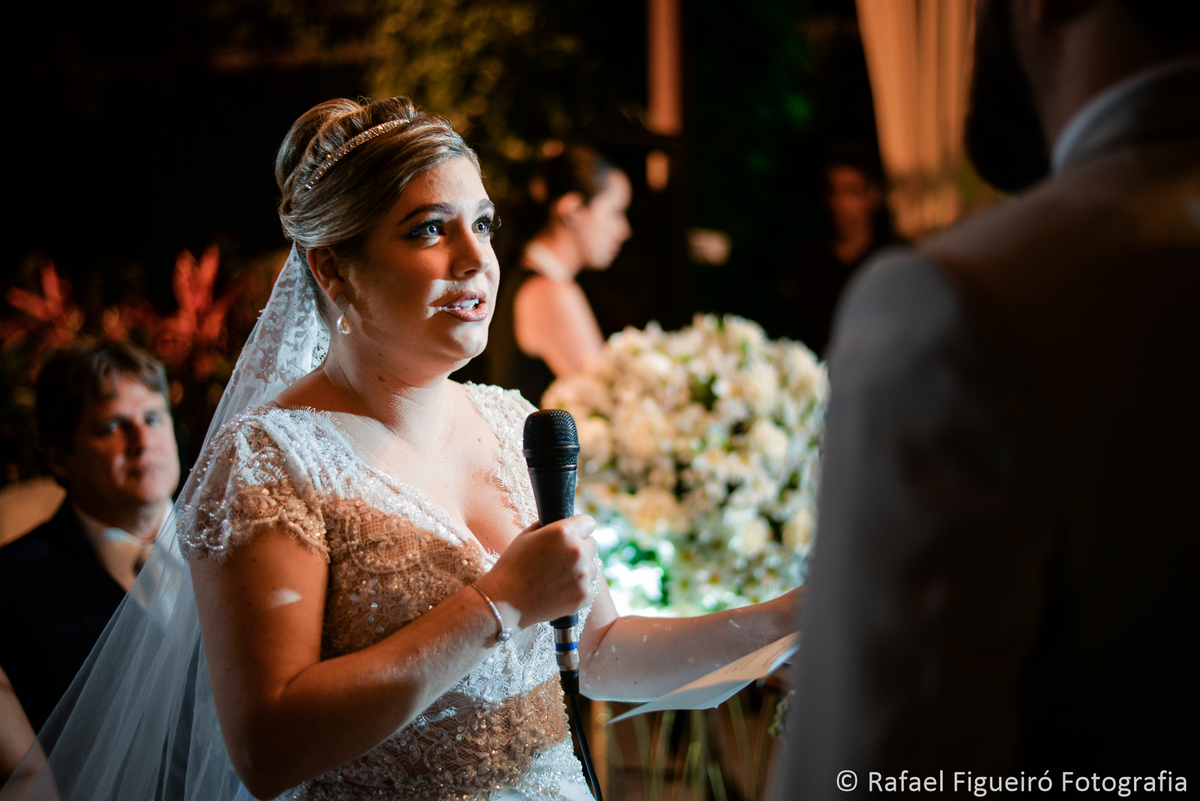 noiva nervosa lendo votos para o noivo