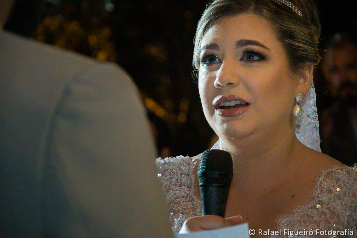 noiva nervosa lendo votos para o noivo pb emocionada