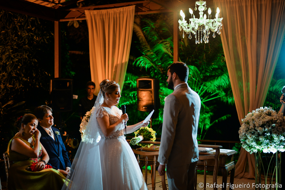 noiva lendo votos para o noivo leticia antunes