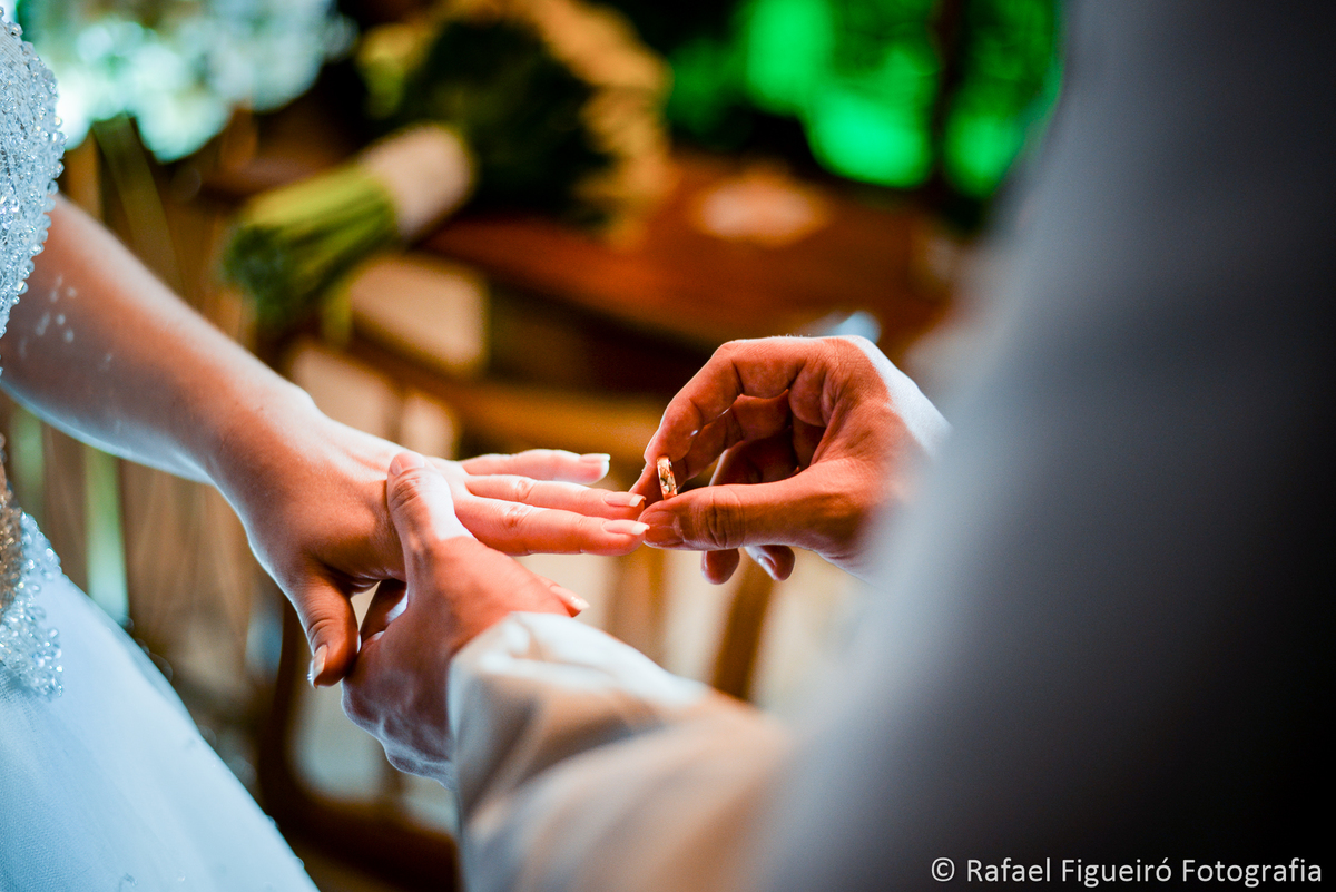 noivo colocando aliança no dedo da noiva mãos