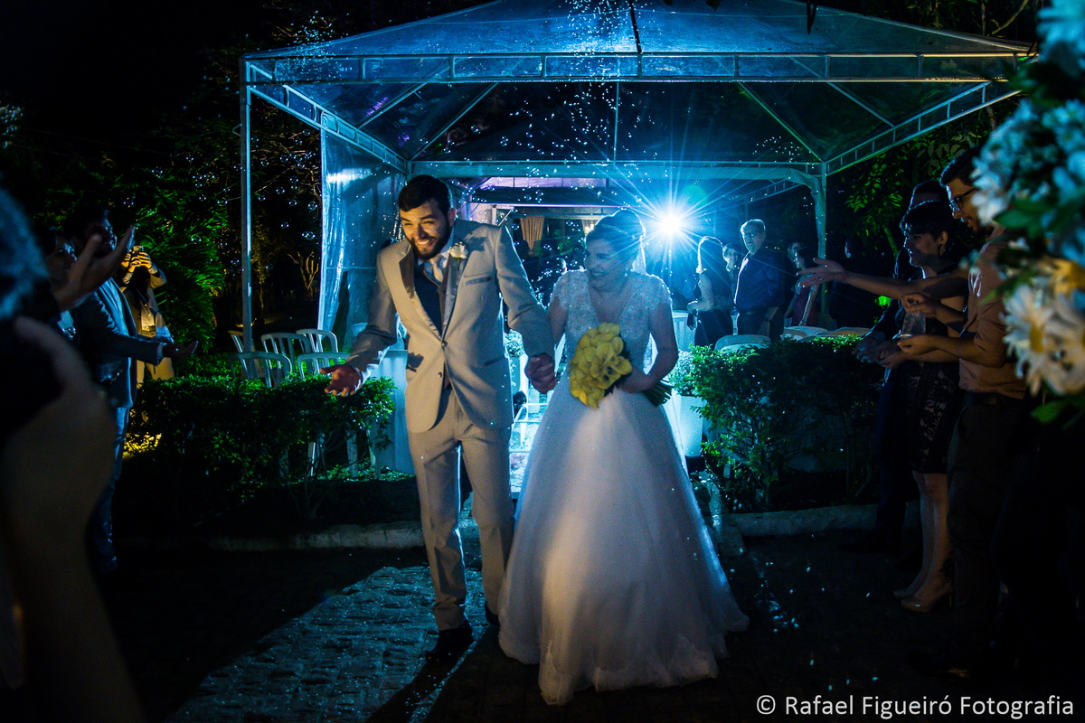 saida dos noivos cerimonia bolinhas de sabão chuva de arroz juntos