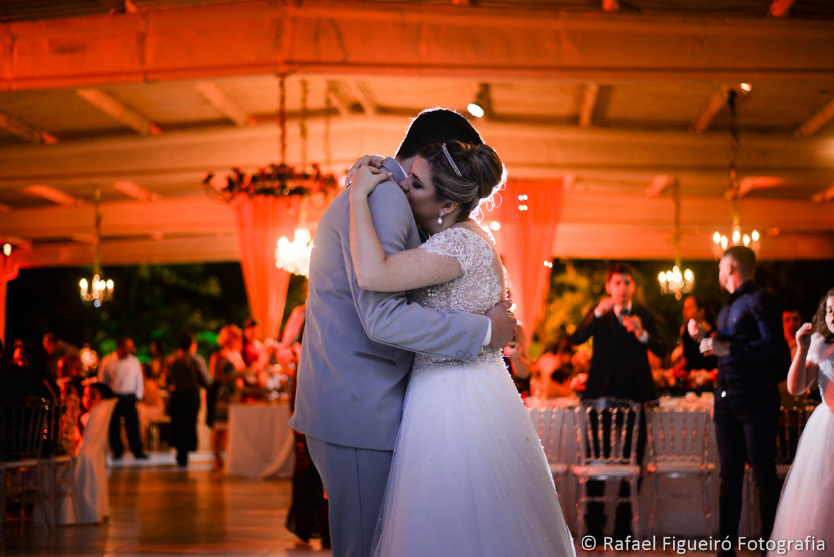 casal abraçado dançando valsa romantico
