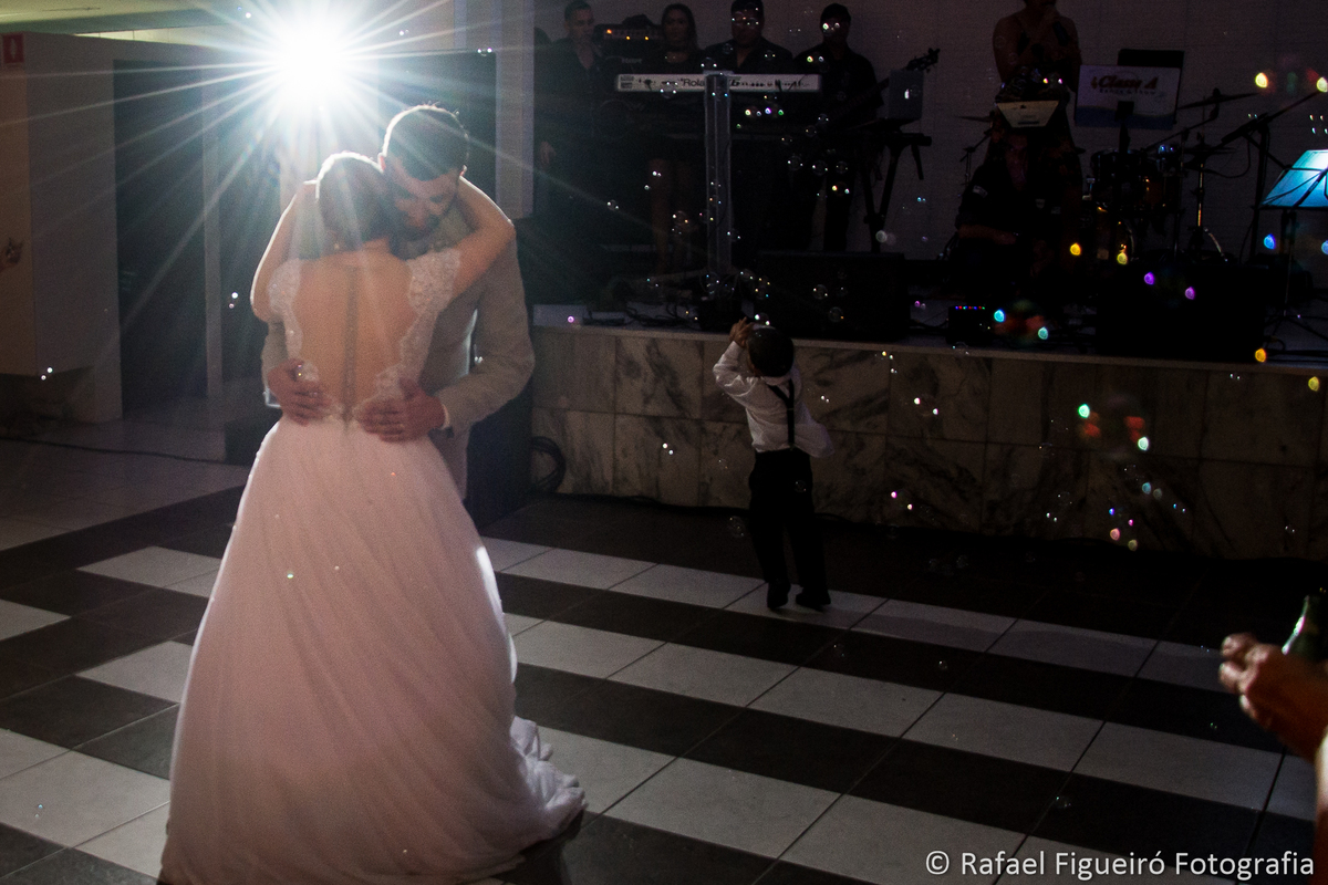 casal dançando valsa bolinhas de sabão