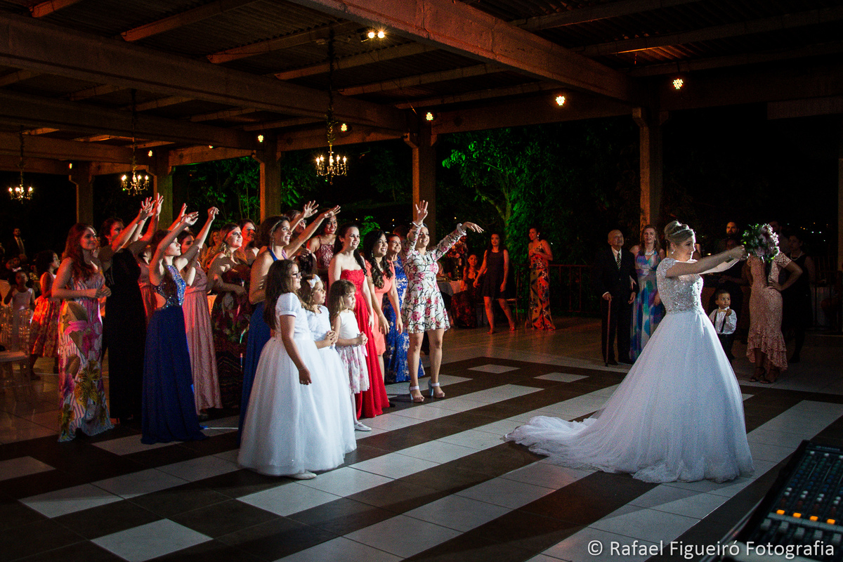 noiva preparando para jogar bouquet leticia antunes