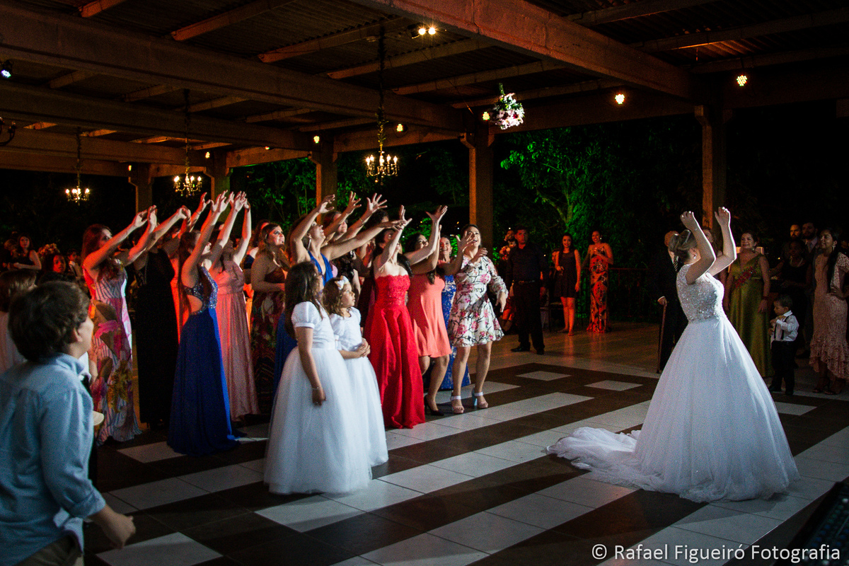 bouquet no ar maos para cima pegar o bouquet solteiras