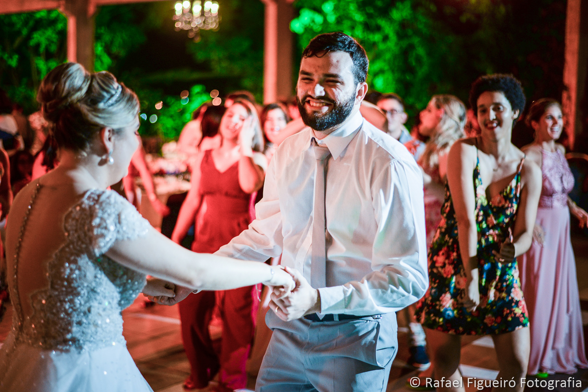 noivos dançando de maos dadas 