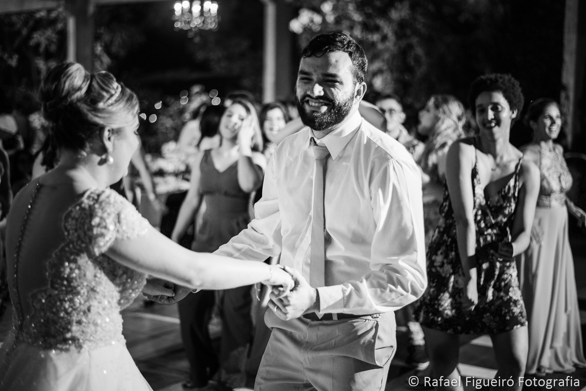 noivos dancando de maos dadas leticia antunes