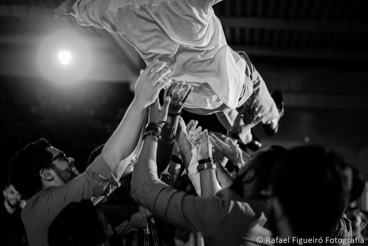 maos jogando noivo para o alto