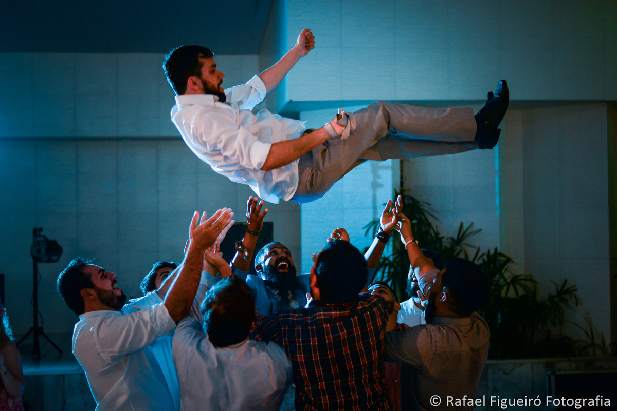 noivo sendo jogado para o alto festa farra voando