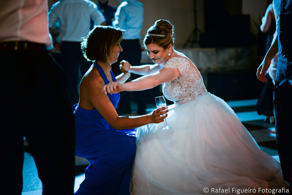 noiva descendo até o chão com madrinha festa pista de dança