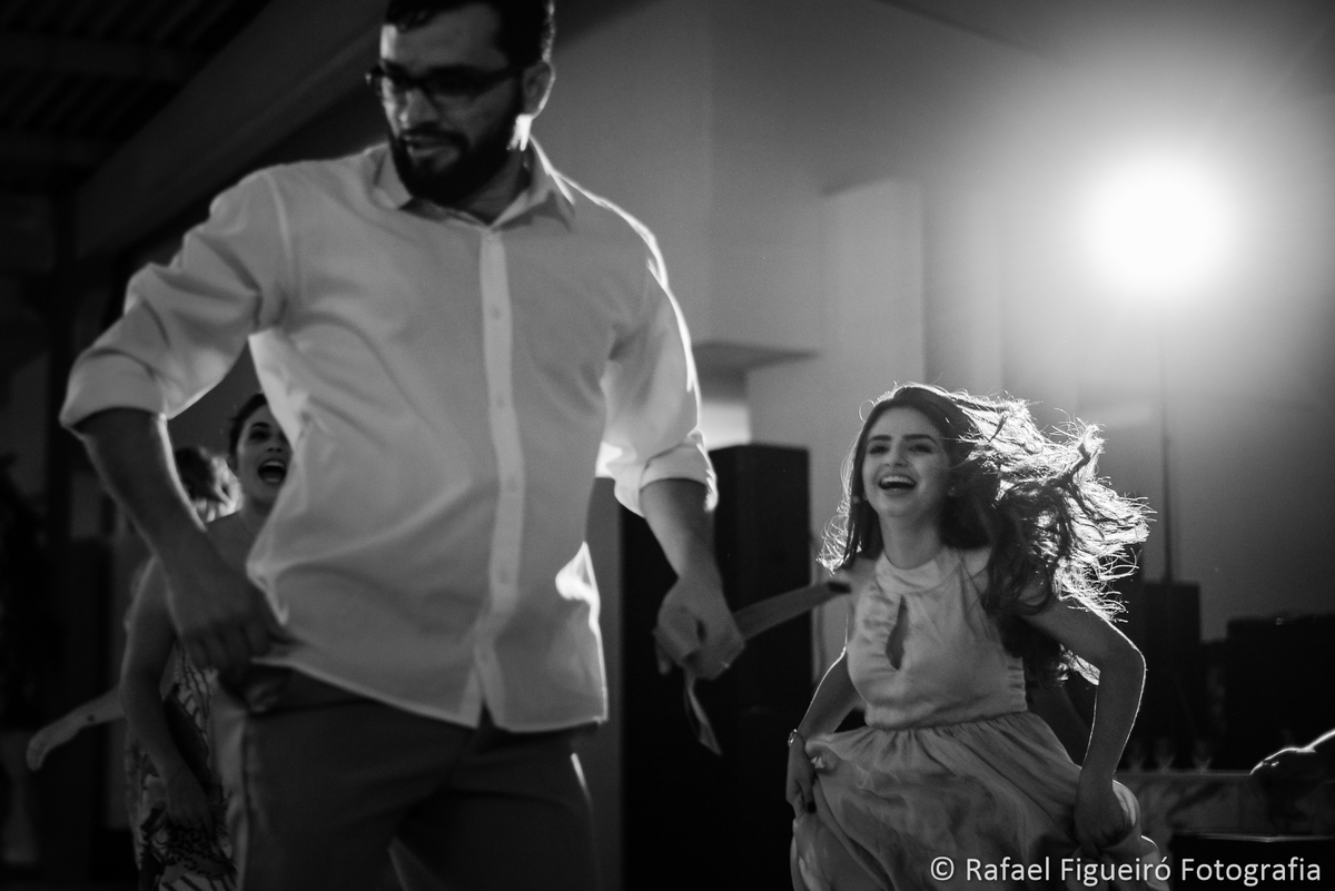 cabelos esvoaçantes contra luz dançando festa de casamento