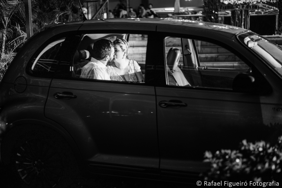 casal se beijando dentro do carro cruiser