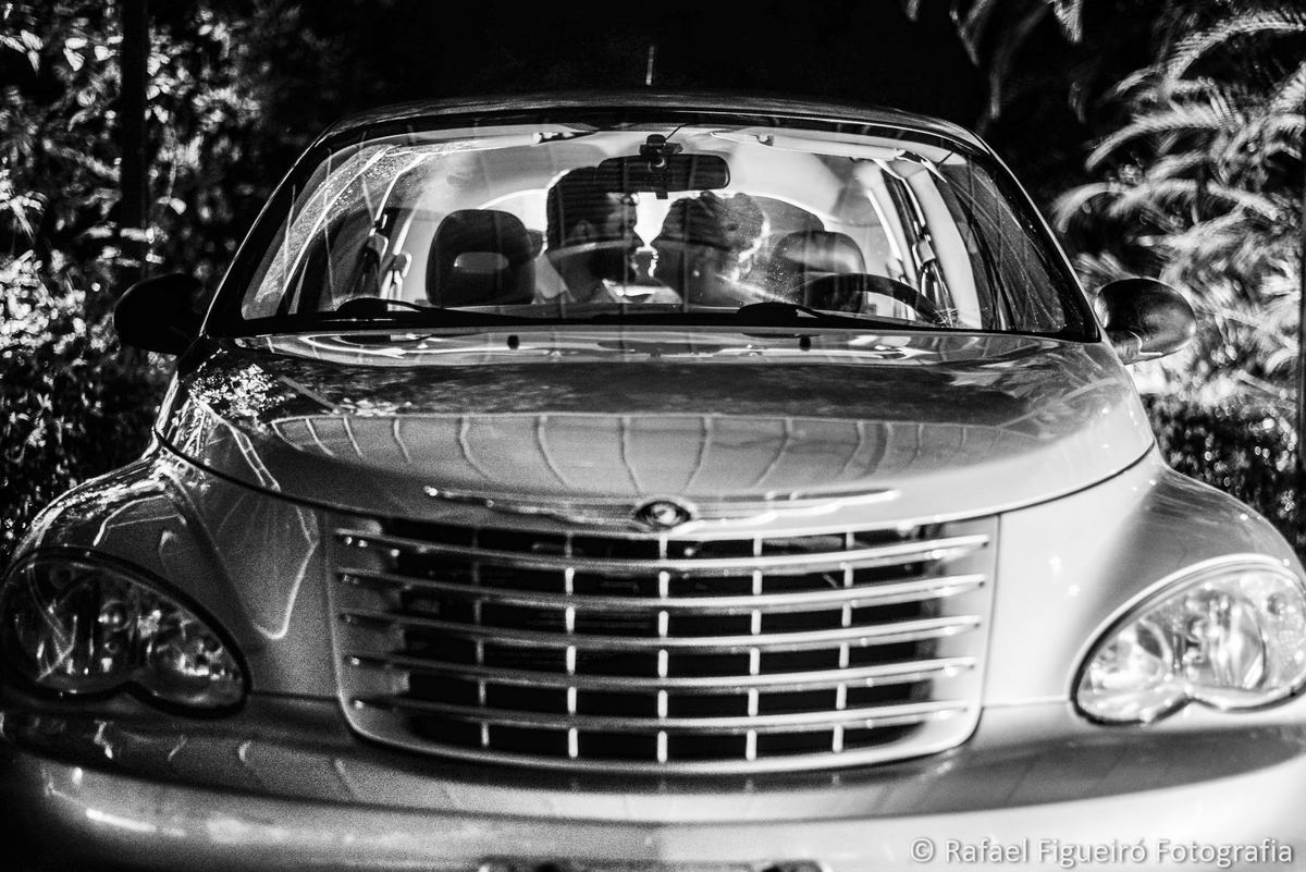 casal se beijando dentro do carro contra luz cruiser