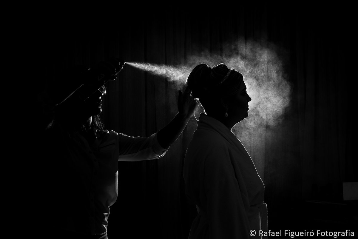 spray fixador penteado escuro contra luz