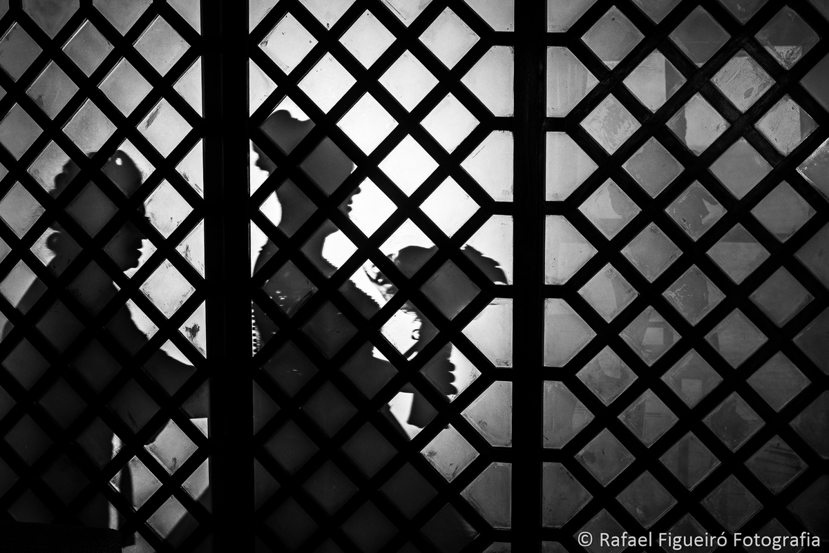 silhoueta mae da noiva abotoando vestido da noiva