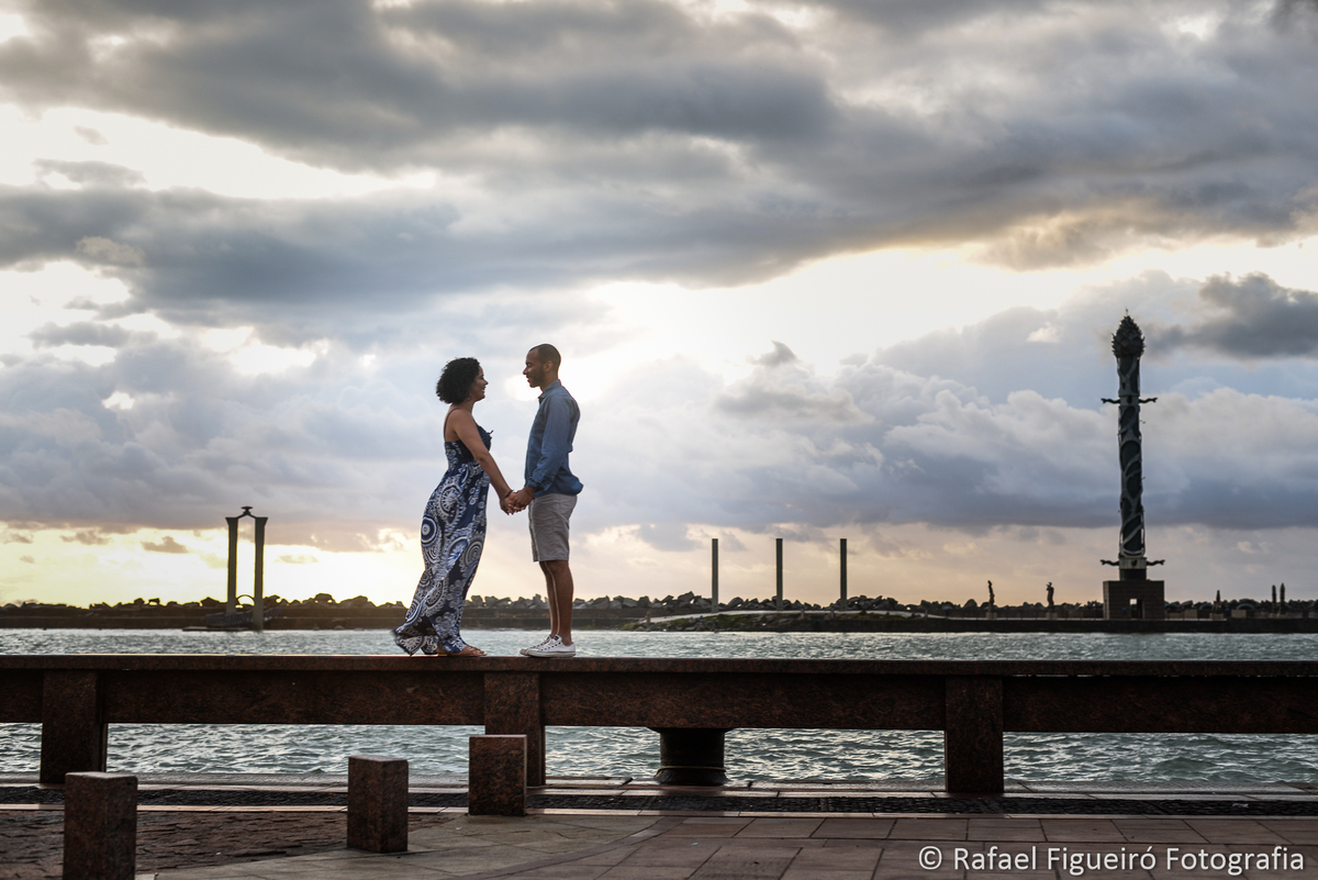 p1arque de esculturas Francisco Brenand marco zero casal em pé se olhando nuvens céu amarelo 
