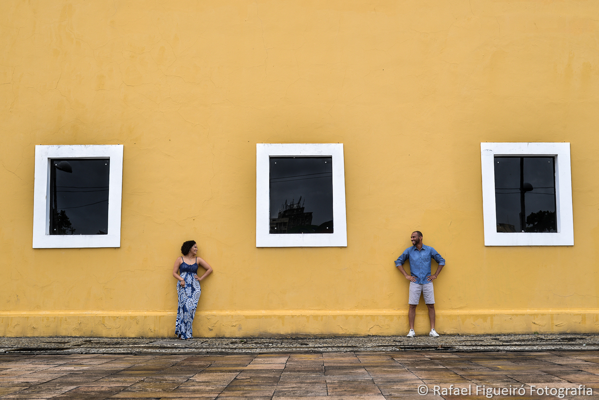 paredão amarelo janelas moldura branca casal se olhando recife antigo paço alfandega