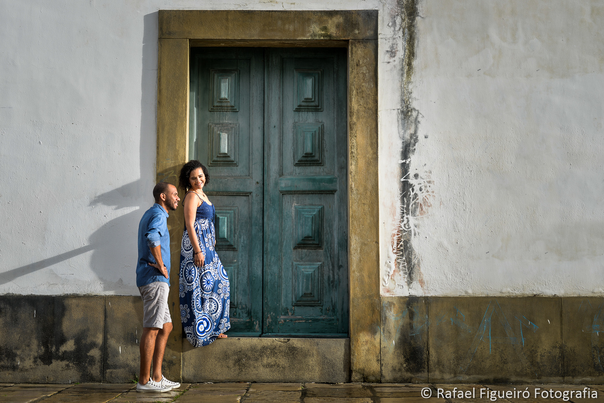 porta de igreja antiga parede descascando pisro pedra casal iluminado por sol amarelado recife antigo paço alfandega