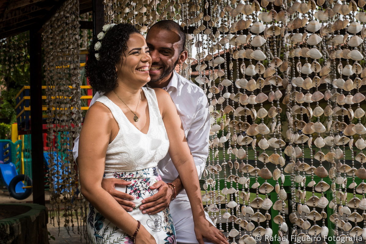 cortina de conchas do mar hotel amoaras resort casal sorrindo se abraçando romantico