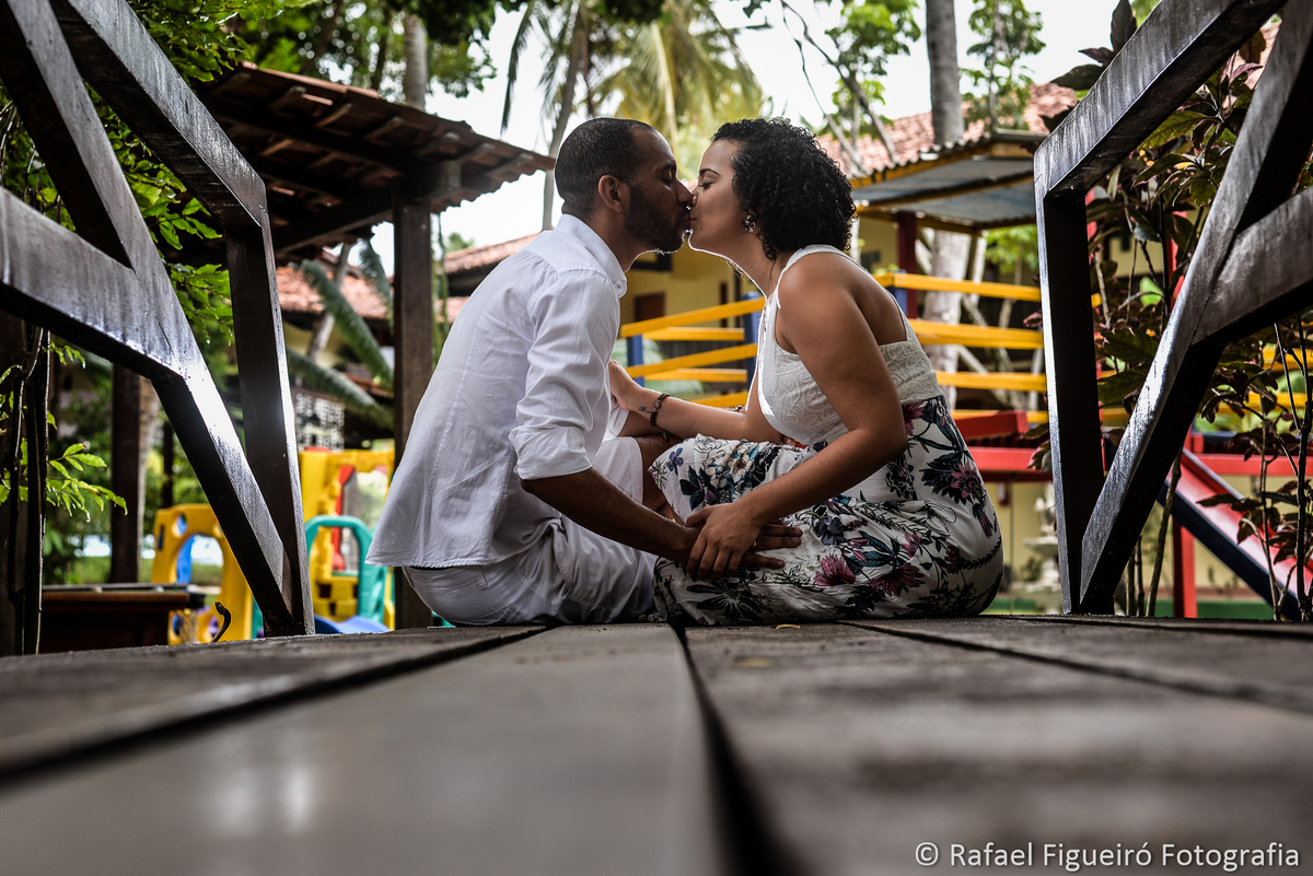 casal sentado na ponte de madeira jardim hotel amoaras resort maria farinha