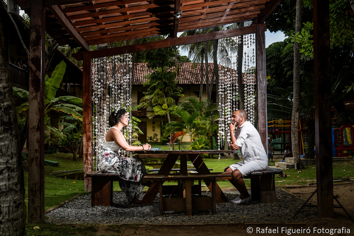 casal sentado mesa quiosque jardim amoaras resort maria farinha