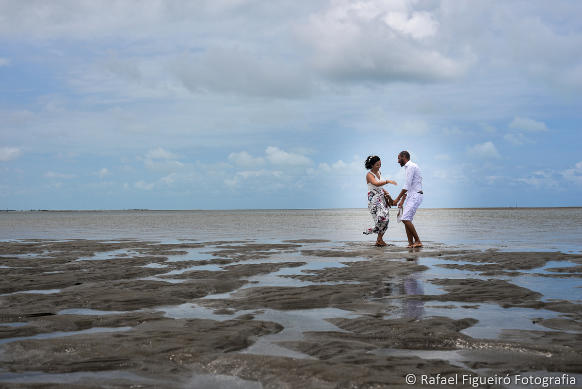 casal dançando areia mar céu nuvens maré baixa maria farinha