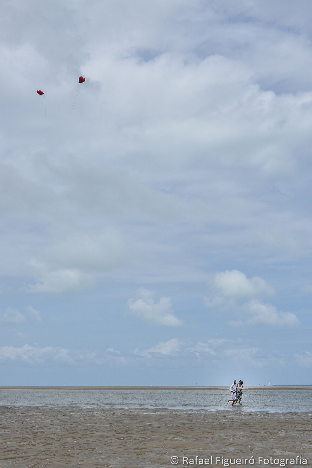 casal correndo céu  nuvens mar baloes coração vermelho maria farinha maré baixa rio timbó