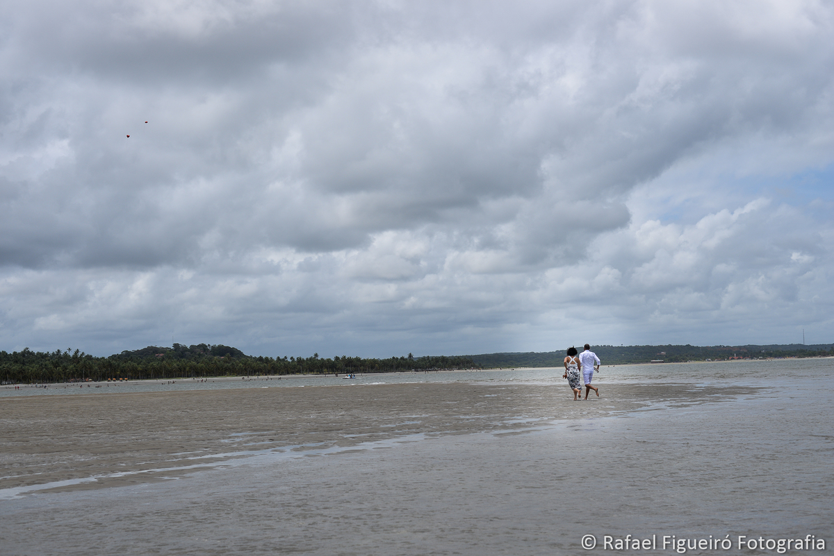 casal caminhando céu  nuvens mar baloes coração vermelho maria farinha maré baixa rio timbó