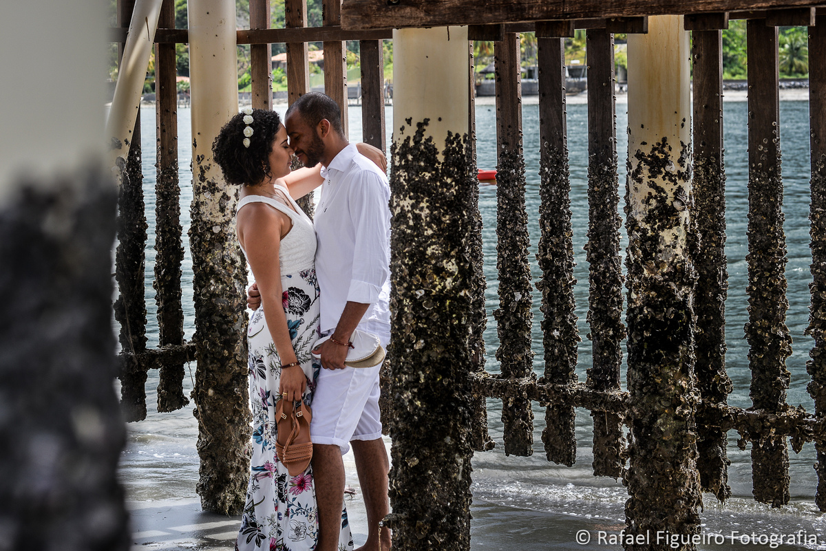 casal embaixo do pier, namorando mariscos madeira rio timbó