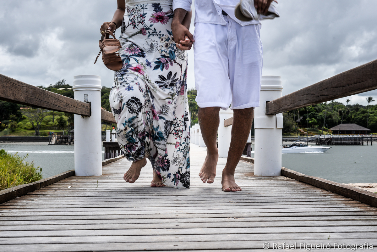 casal correndo sobre pier madeira rio timbo maria farinha amoaras resort