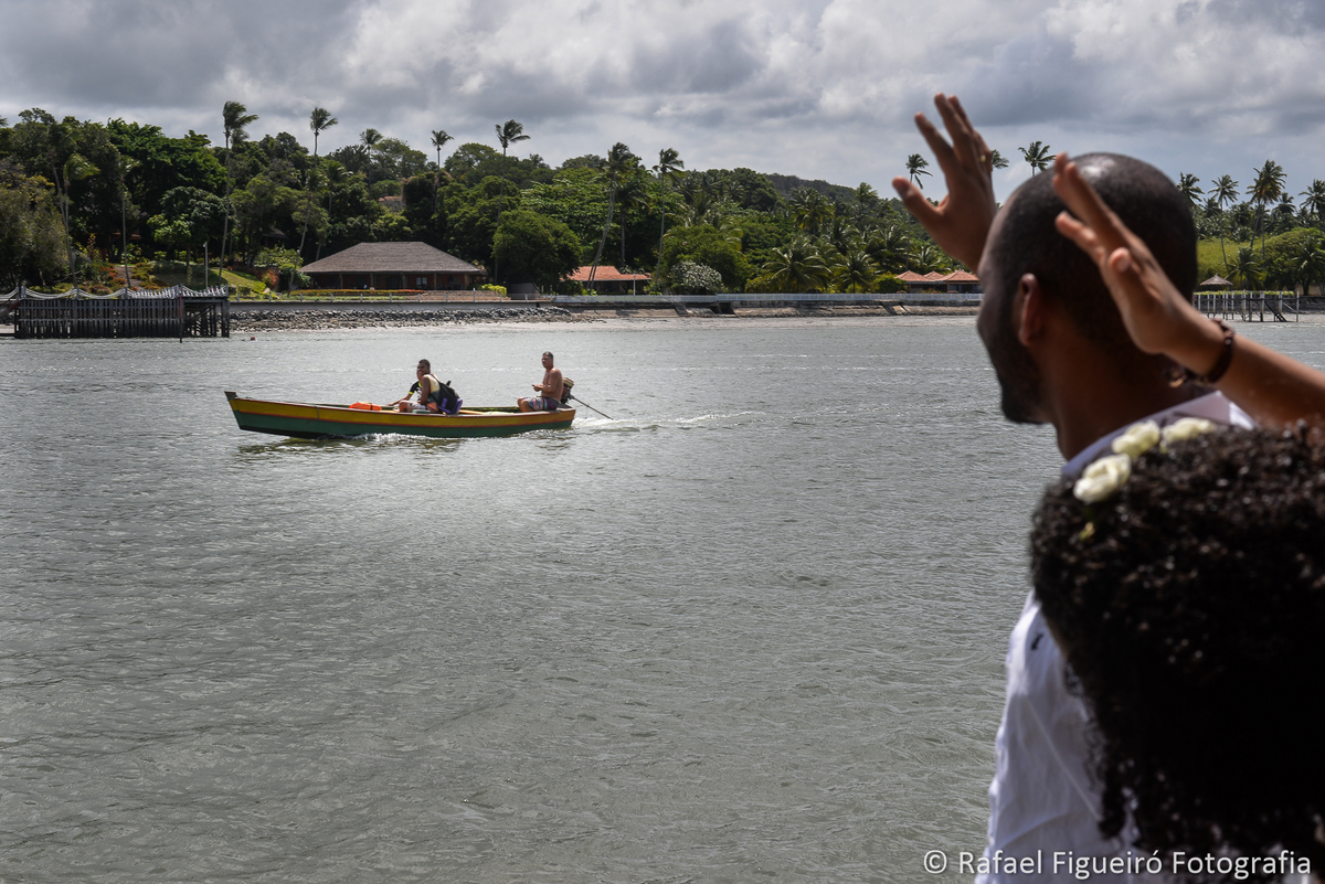 casal acenando para barqueiro rio timbó amoaras resort maria farinha 