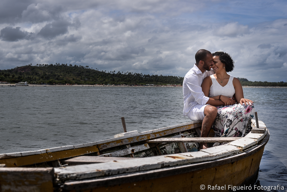 casal sentado em barco namorando rio timbó maria farinha amoaras resort