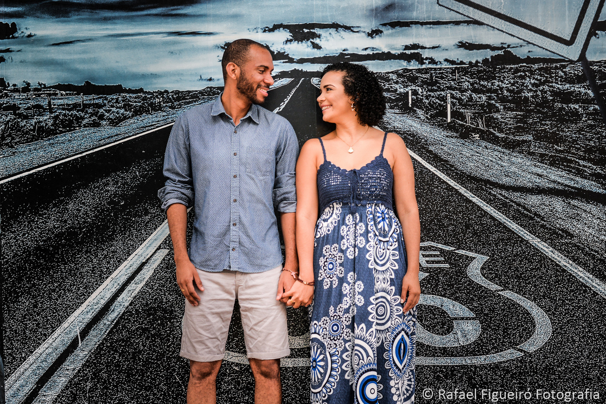 casal se olhando encostado parede meio da rua ceu azulado recife antigo rock ribs