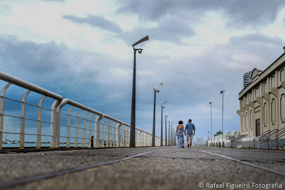 casal de costas andando linhas convergentes postes cais do porto recife antigo ceu nuvens