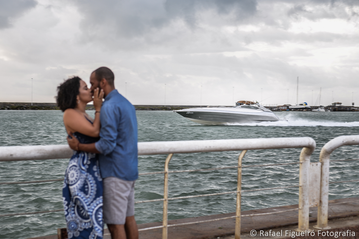 lancha passando marco zero recife antigo casal desfocado se beijando