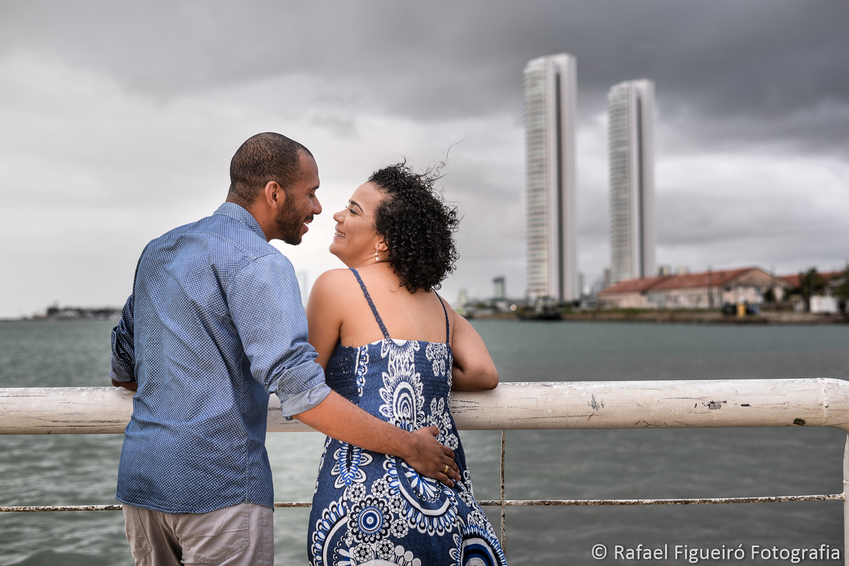 torres gemeas recife antigo casal namorando grade branca cais do porto