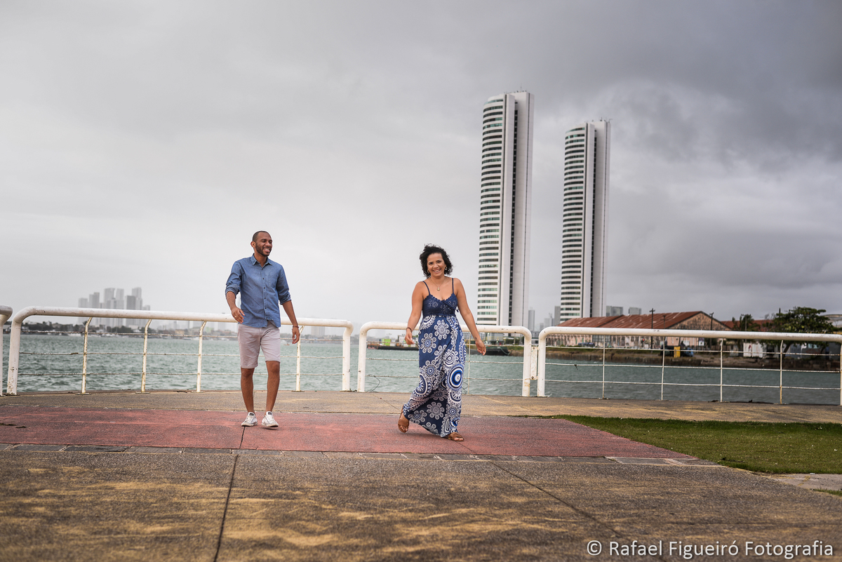 casal descontraido caminhando andando torres gêmeas recife antigo nuvens céu