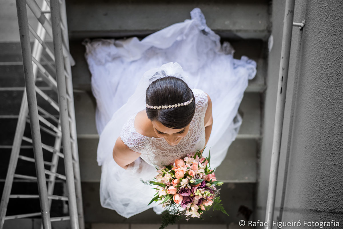 noiva pronta descendo escada com bouquet na mão